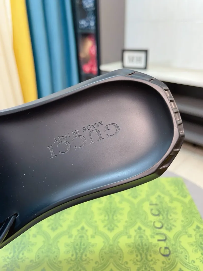 Men's shoes 💰260🌹🌹 (gucci-Gucci) New men's slippers, high-end boutique, made of cowhide, with exquisite embossed logo decoration on the upper, fine workmanship, super soft soles, casual, loose and comfortable, a must-have in summer! \nsize：38-44
